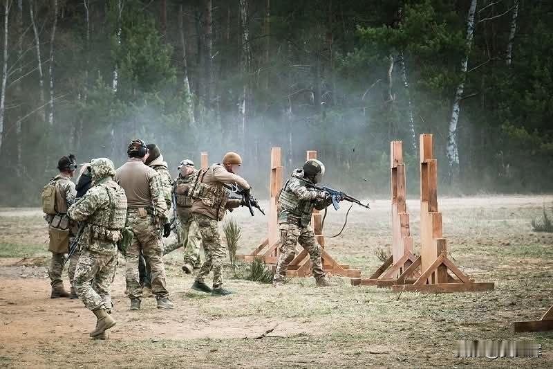 4月17日，乌克兰总参谋部发布图文：在波兰训练场，又一批乌军人员在多国联合兵种训