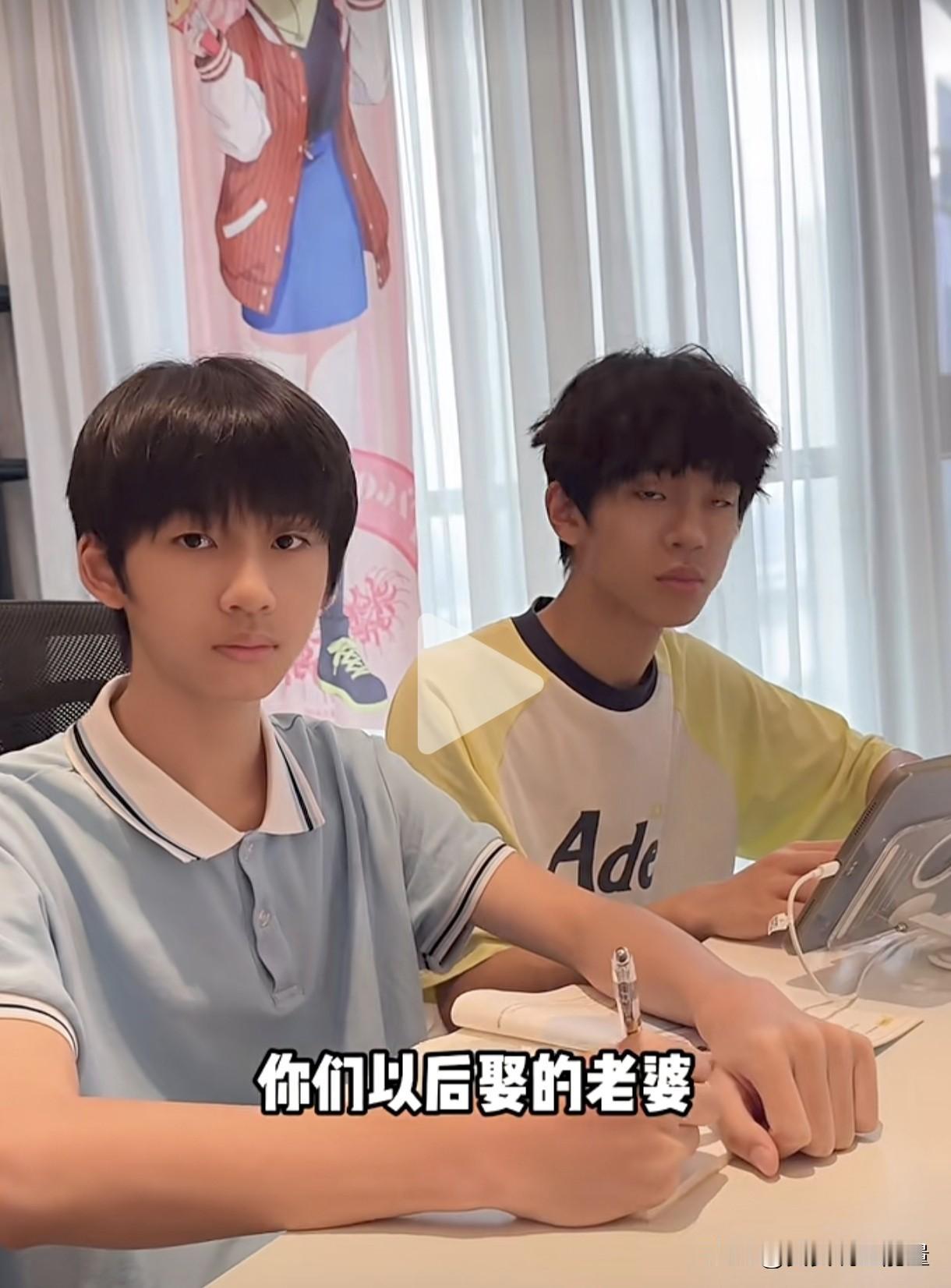 本想秀一下自己有两个儿子养老，结果被儿子一句话搞翻车了。一名女子在镜头面前问两个