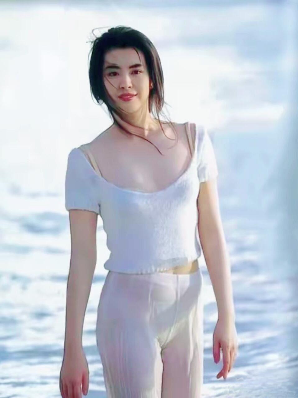 王祖贤隐退22年访谈，否认情伤退圈，揭开女明星退场真相时隔二十二年，王祖贤