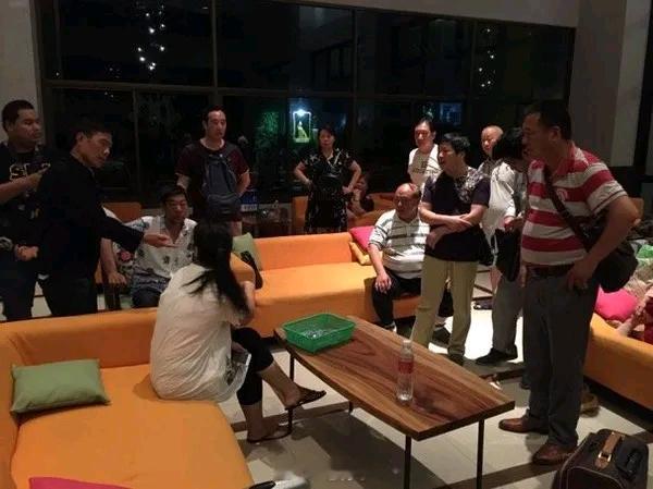 最近南方几座大城市的酒店大堂，硬生生被爆改成了跨国“免费难民营”。大批印度游客打