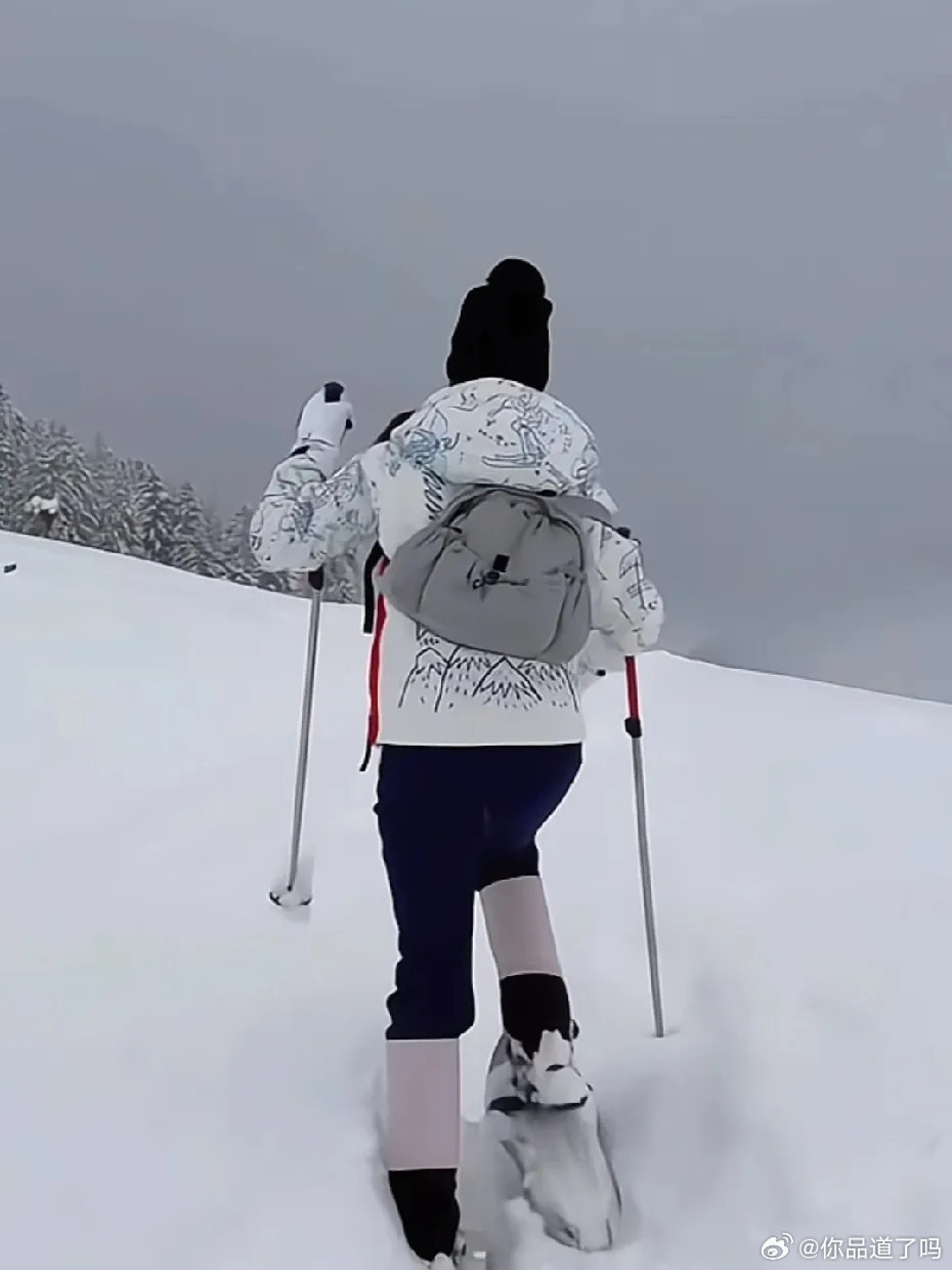 章泽天晒雪地徒步，她这些年，真的好爱户外活动！她第二期播客的嘉宾，也是攀登雪山的