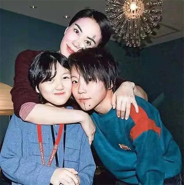 杨澜问王菲：“怎么看待女儿李嫣的缺陷？”王菲看得很明白：“我觉得她就是正常人。”