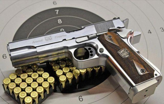 两把M1911手枪组合成双管双发的样式，那场面想想就刺激。想象一下，在射击时双倍