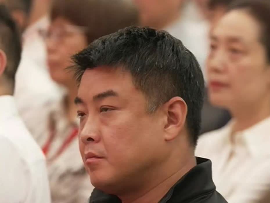 7月18日,王皓出席中国邮政活动。不知大家发现没有？王皓脸部状态不好，皮肤暗