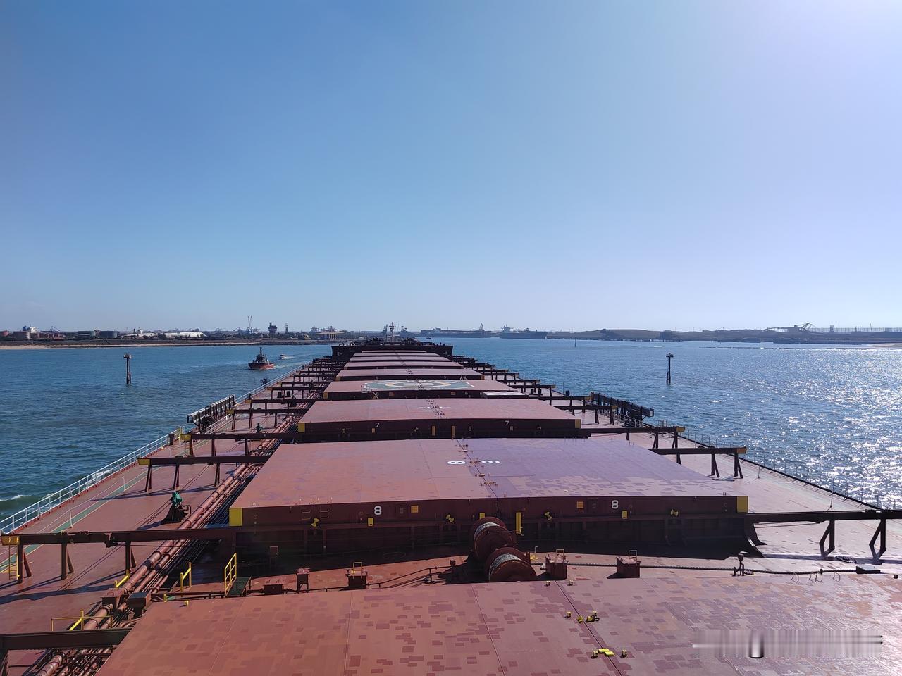 我们船上有几位领导合同到期了，昨天他们都打了休假报告，现在我们船也靠港装货了，估