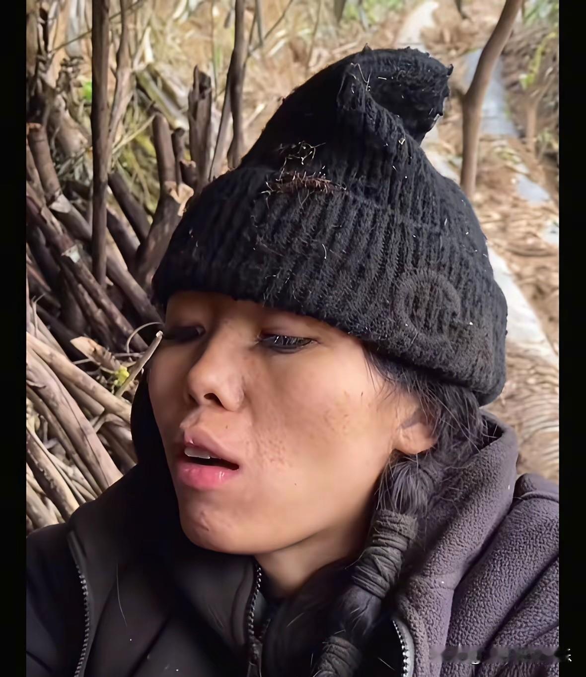 荒野求生的冷美人争议很大,有人说她挖野菜生火这么多天,为什么眼睫毛不掉指甲颜色也