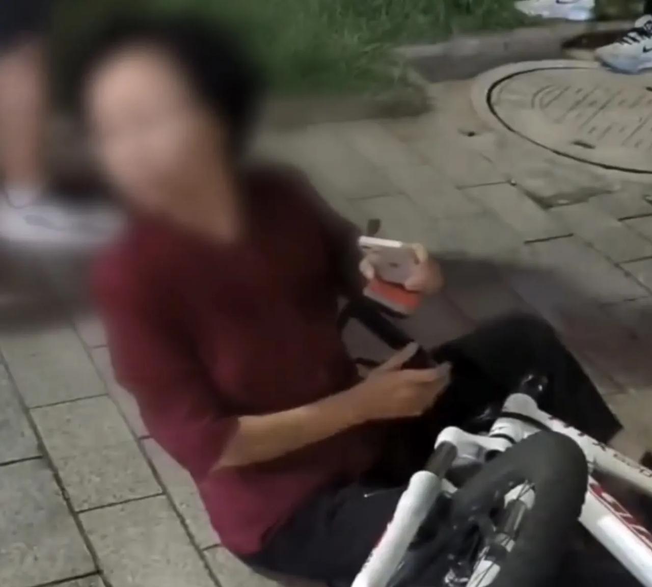 刷到一个非常难绷的视频，学生骑车与老太太发生摩擦，老太太坐在地上迟迟不起，学生连