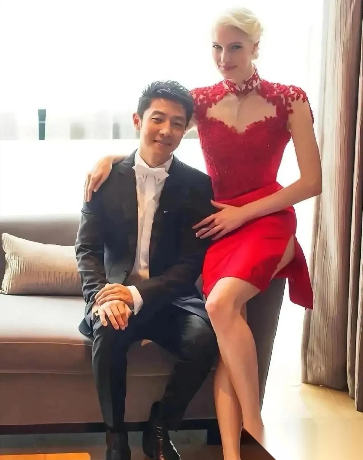 主持人问撒贝宁：“你跟老婆平时用什么语言交流？”撒贝宁说：“我跟她沟通不了，她讲