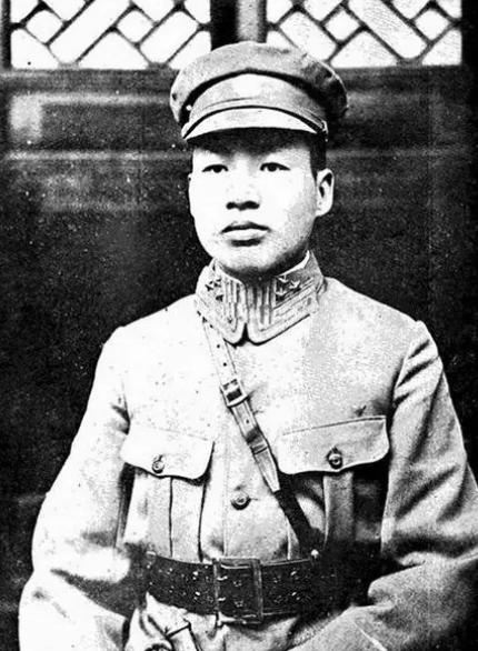 1949年12月10日，成都凤凰山机场，蒋介石带着蒋经国匆匆登上专机。螺旋桨已经