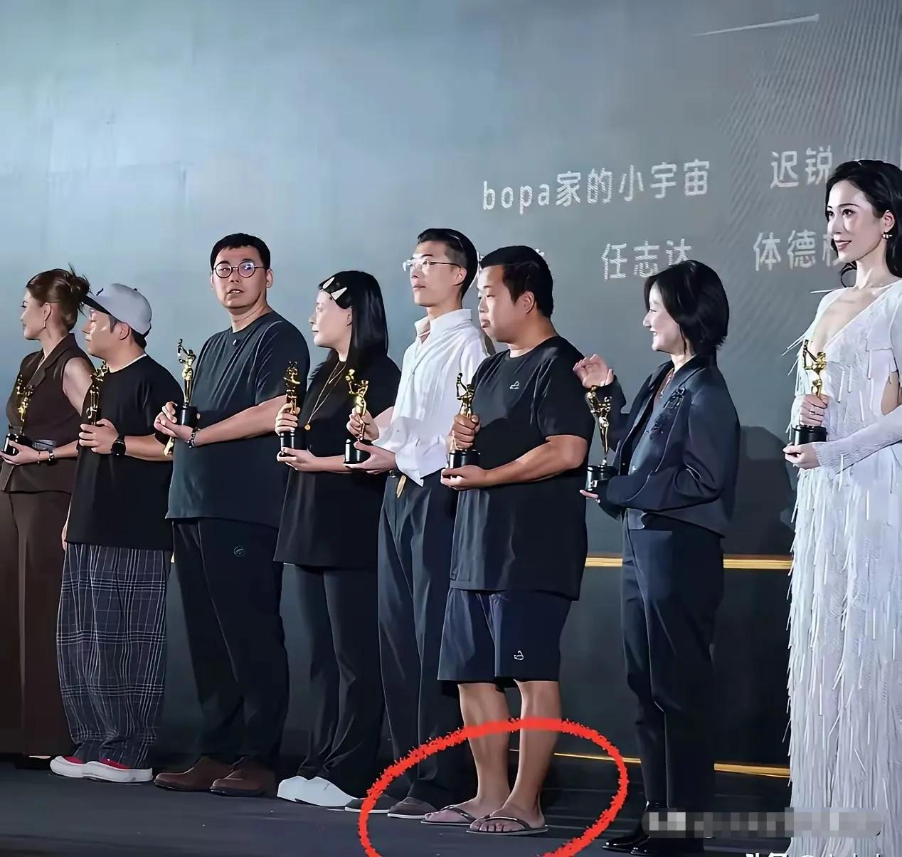 抖音颁奖典礼上，蓝战非火出圈了，身穿短裤，穿拖鞋，大大方方在领奖台上领奖。蓝