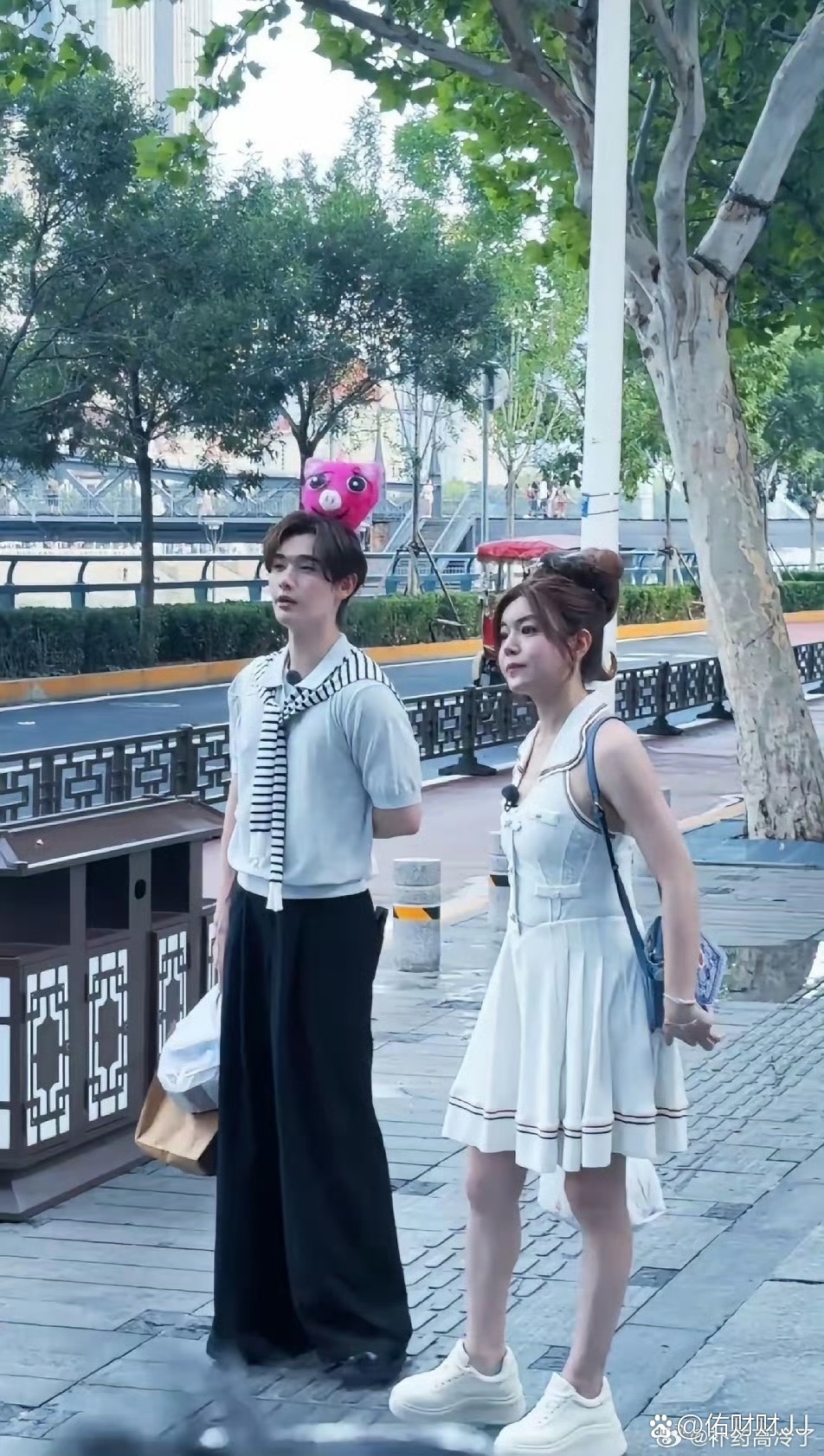 最服陈妍希，43岁了，从头到脚少女装扮，竟然一点也不违和