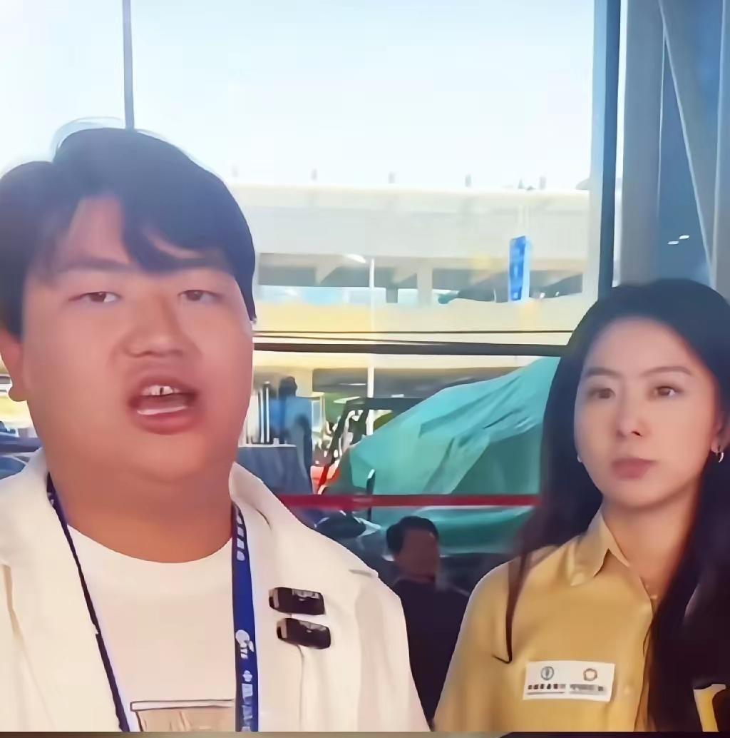 刷到全进华又换搭档了。去年跟张耀元搭，8场直播干出1800万。网友磕CP磕疯