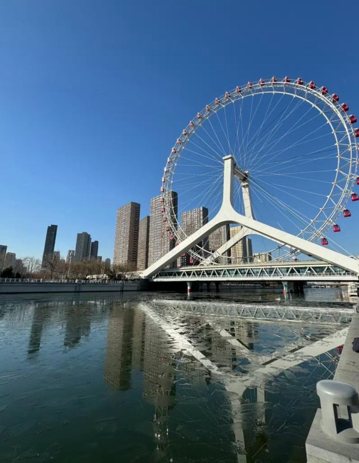 今天不聊八卦。想跟你聊件事。刚才刷到一条新闻，天津之眼，一家四口从山西来旅游