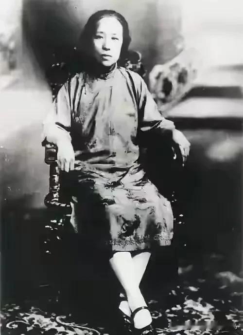 1941年，何香凝乘船遇海匪，被一伙人开枪逼停船，整船人陷入绝望，她却不慌说：跟