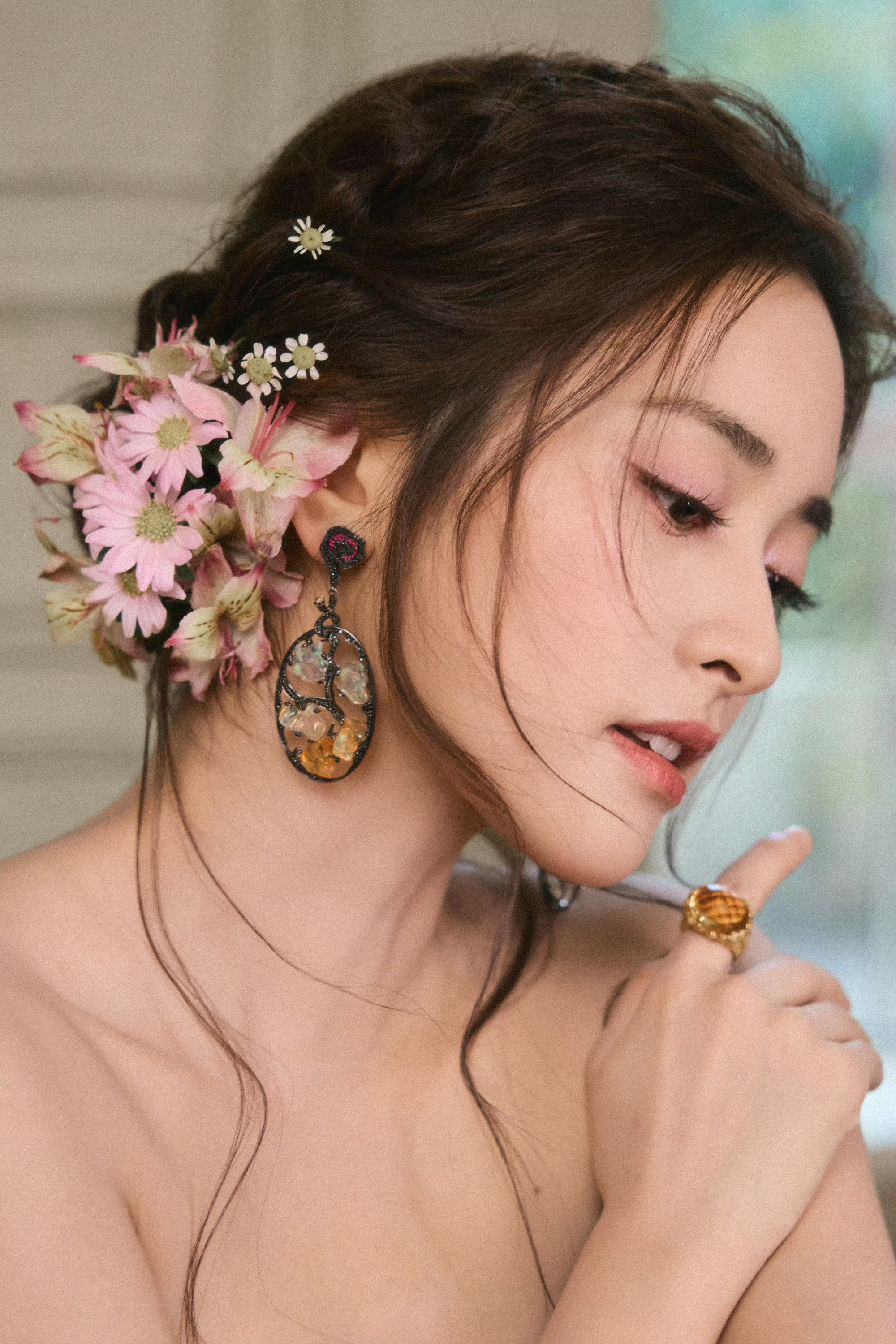 沈月沈月9月新增新戏定妆沈月原定晚会录制取消沈月9月行程新增：广告拍