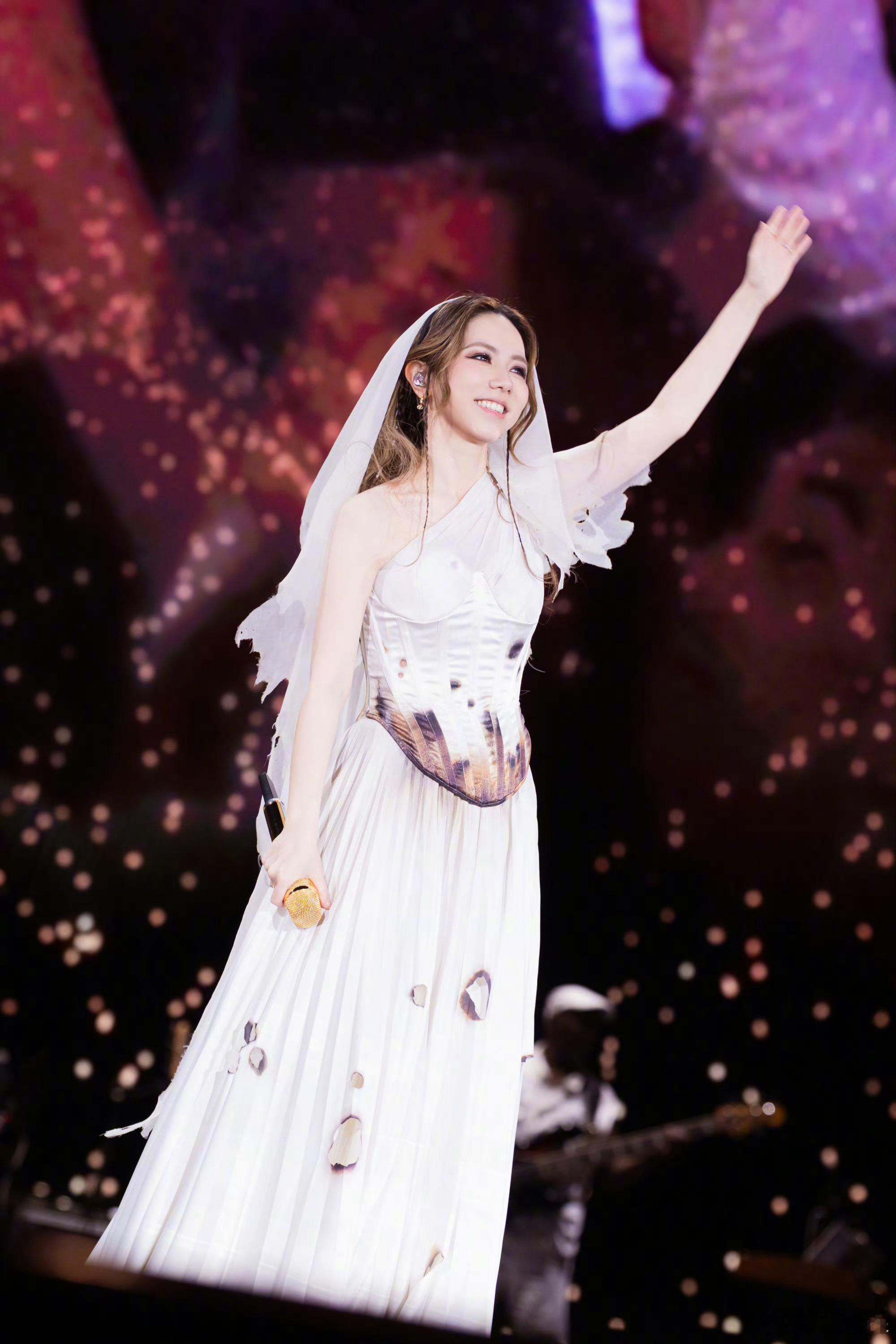 邓紫棋穿了124次婚纱看多久都不会腻的一套👰​​​