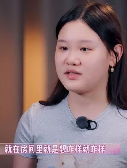 “宝贝，你的吊牌没剪。”张家齐：“我的吊牌一直都是这样，就是这样吊着的，想咋样