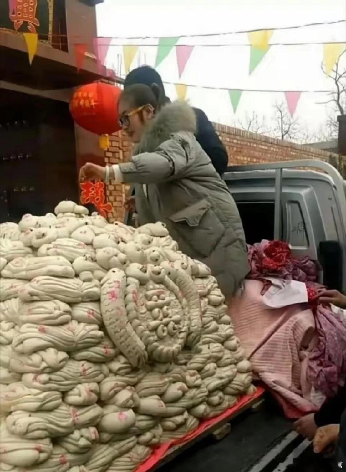 山东结婚，有人送百八十斤馒头。这吃不完难道不怕坏掉浪费?