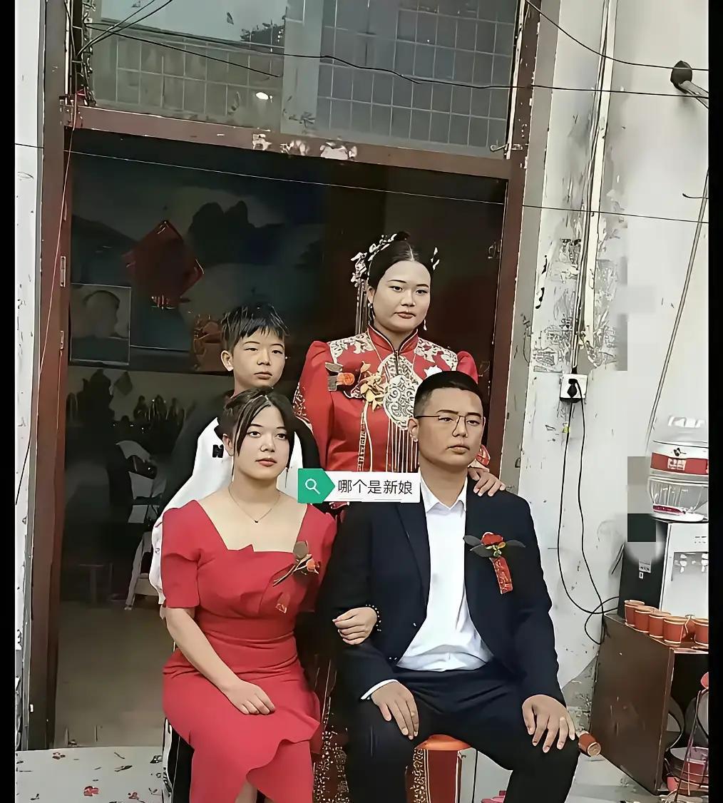 这把我看蒙了…后面是新娘，还是坐着的是新娘！