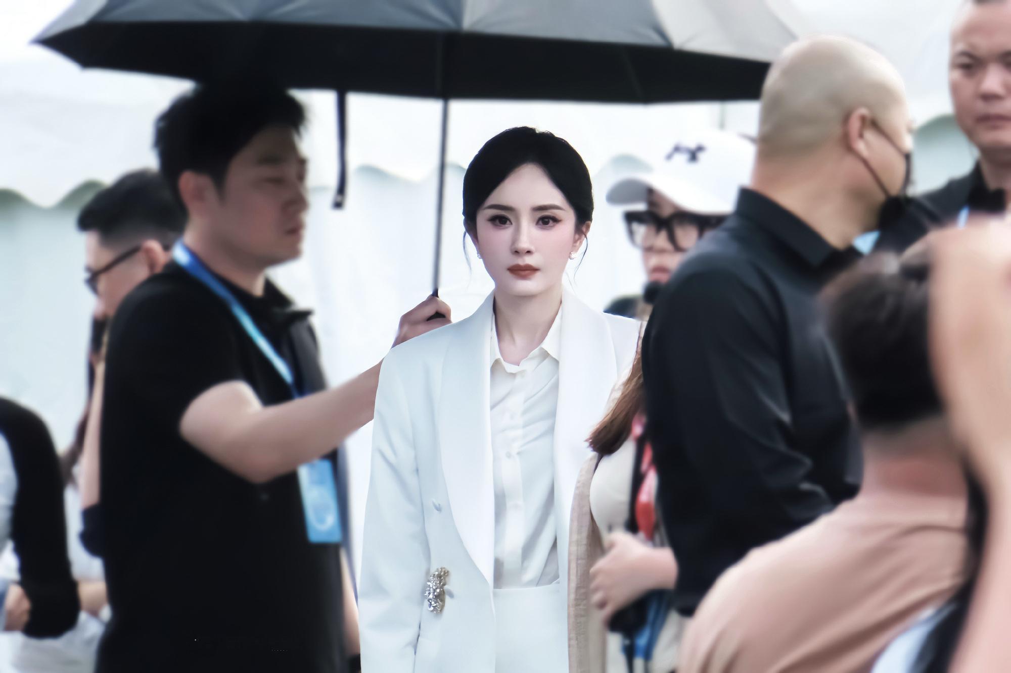 杨幂这么多年了杨幂还是喜欢养土豆月亮被嚼碎了变成星星你就藏在那漫天星光里期