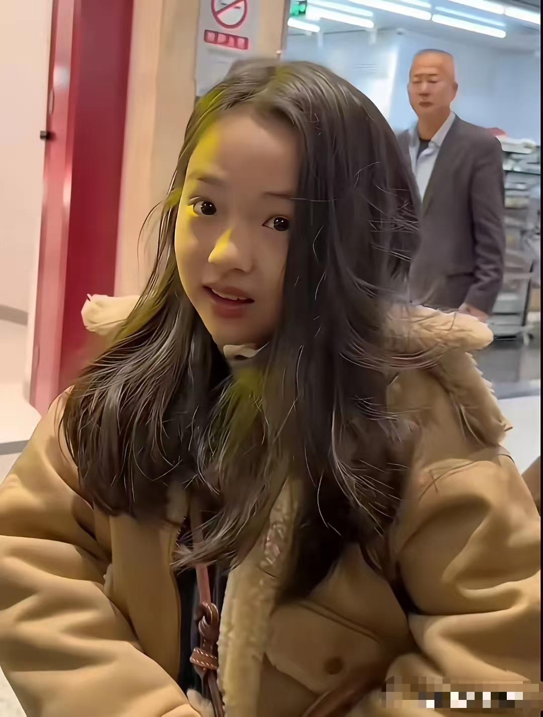 以前挺喜欢这孩子的，如今很反感了，虽然这个孩子以后可能进娱乐圈变成一个不缺钱的人