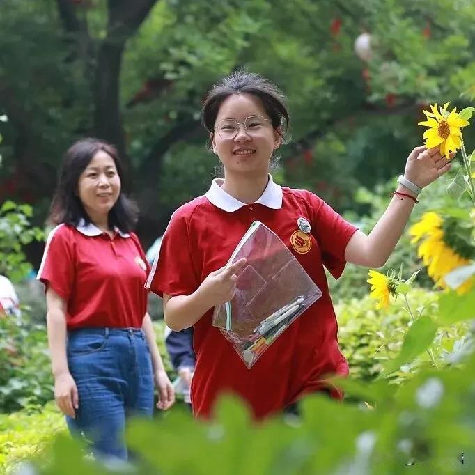 6月8日，高考第二天！到了高中，你会发现：通过昨天语文和数学两场考试，想考