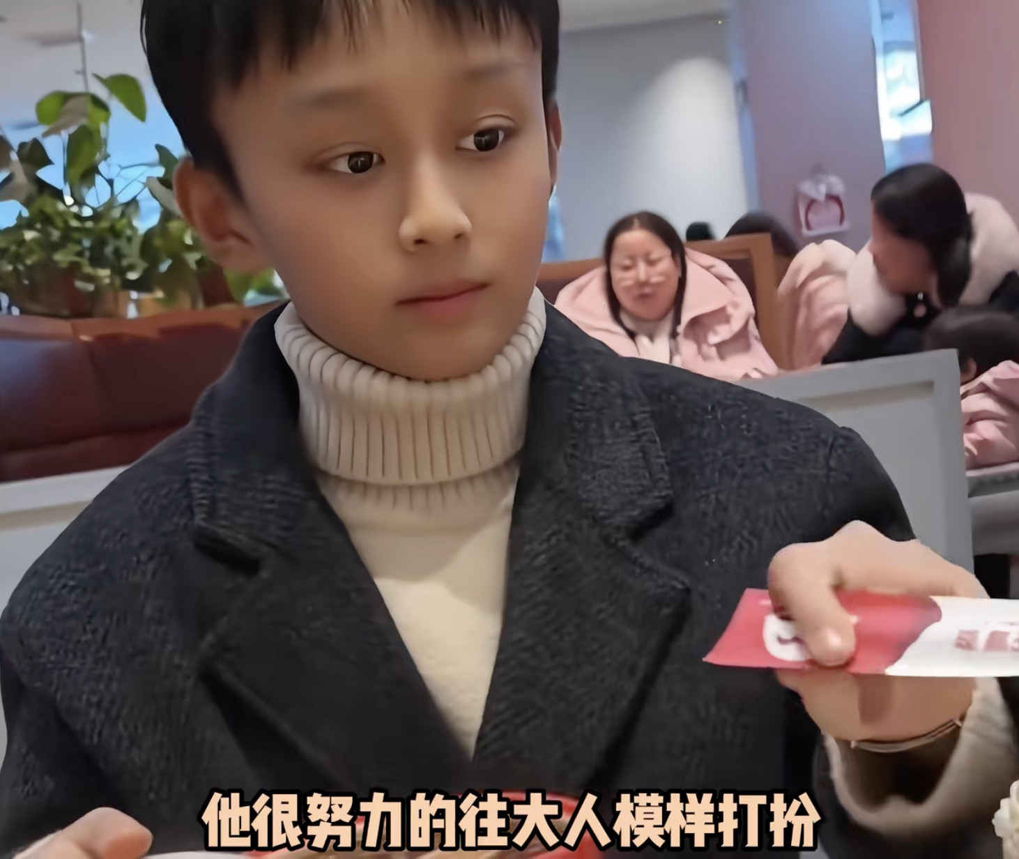 现在的小学生已经是庞然大物了现在物质条件好，每个小孩儿都长得特别高，但是小孩还