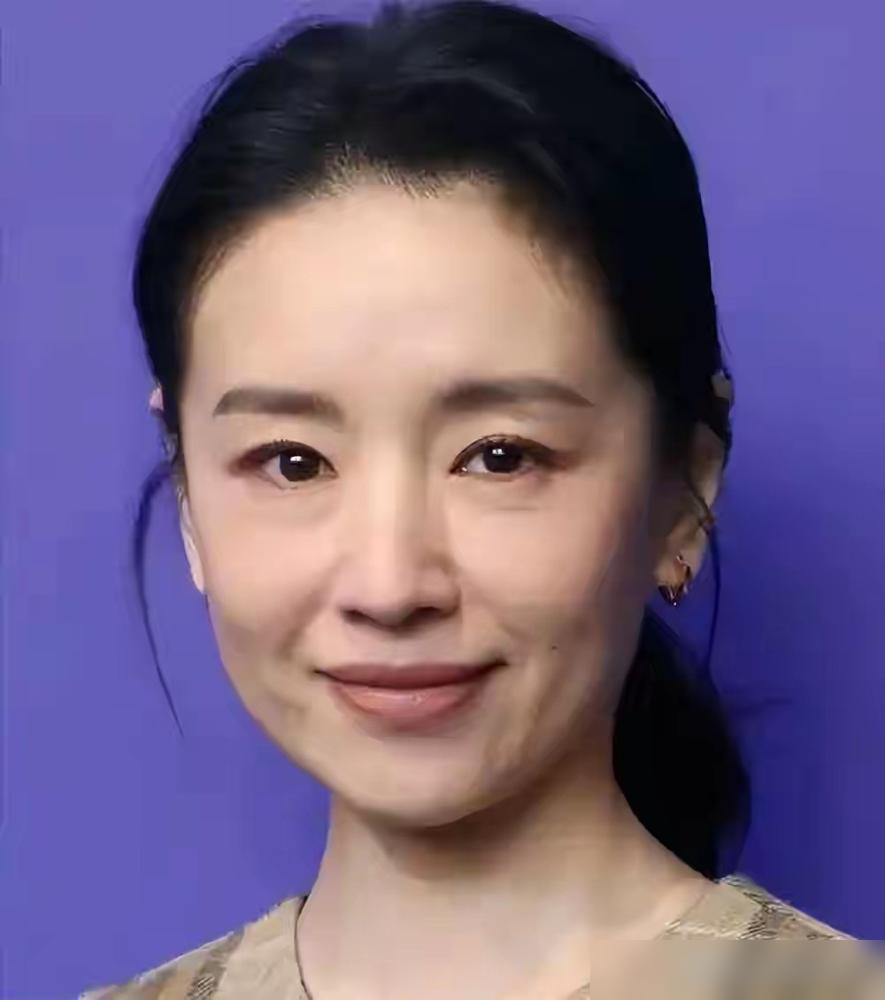 董洁认错14年，潘粤明却反问现实？董洁在访谈里红着眼承认“当年太任性”，潘粤