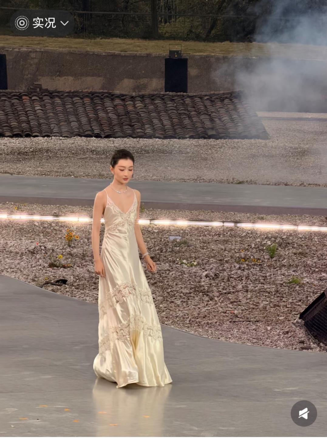 瘦骨嶙峋的样子，穿这样的吊带裙，真是不太好看。