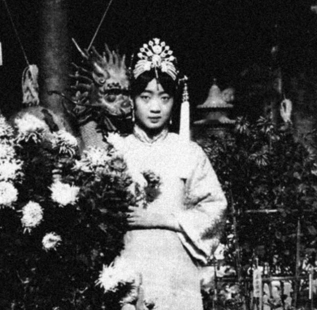 1946年，婉容的身上发出一股股恶臭，让人难以靠近，41岁的她已经生活不能自理，
