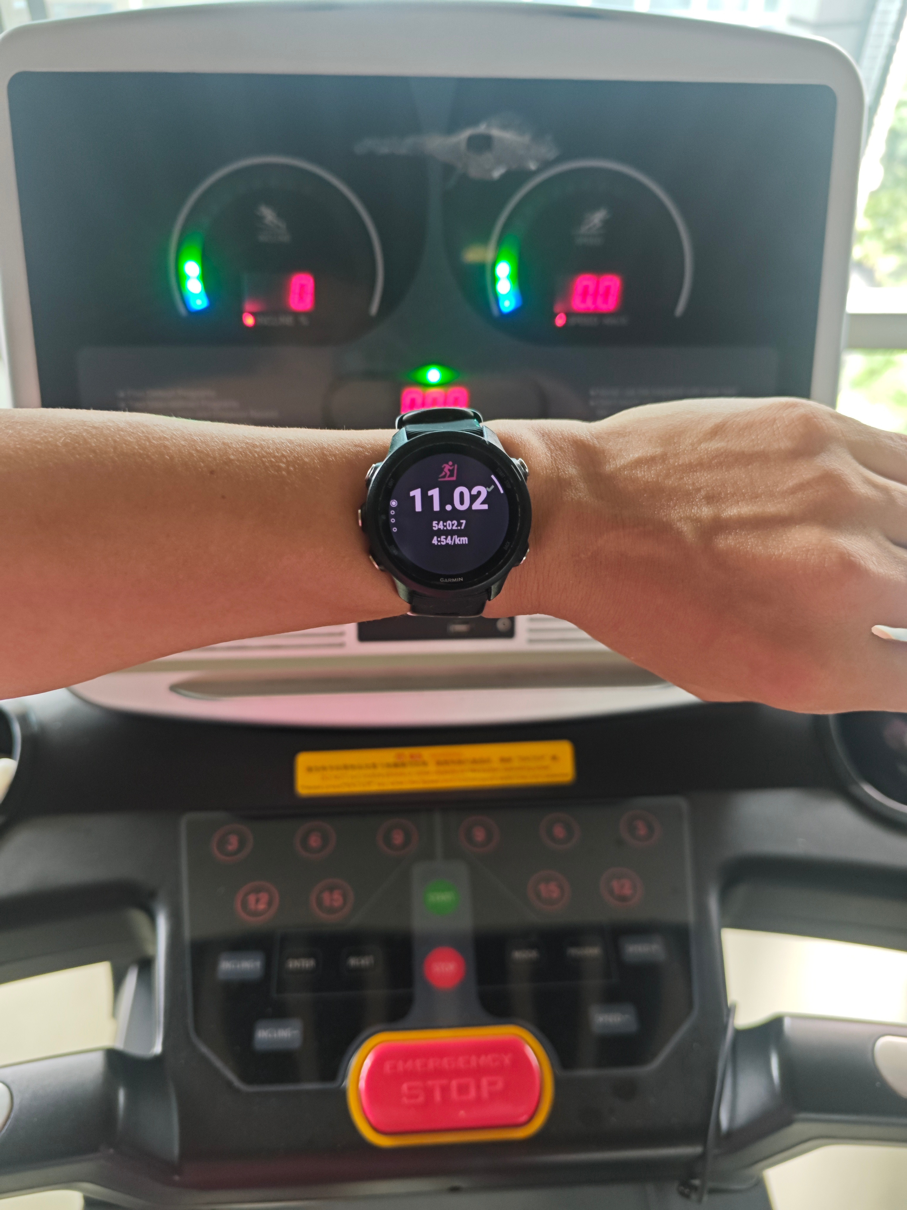 跑步打卡，11Km；（中午跑步，晚上打卡）今天回到健身房，回到熟悉的跑步机，依旧