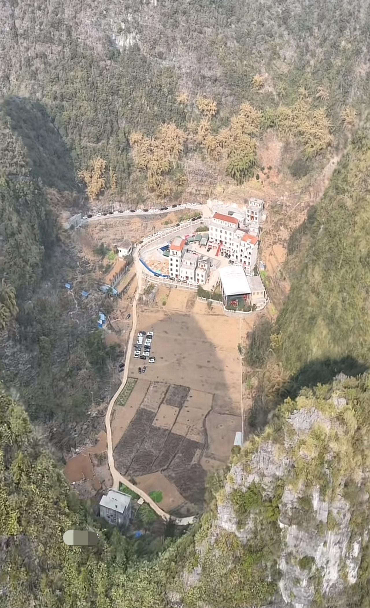 你能想到在山卡拉里面还有一个土豪村，每家每户都盖起别墅，自建一条隧道通外界！