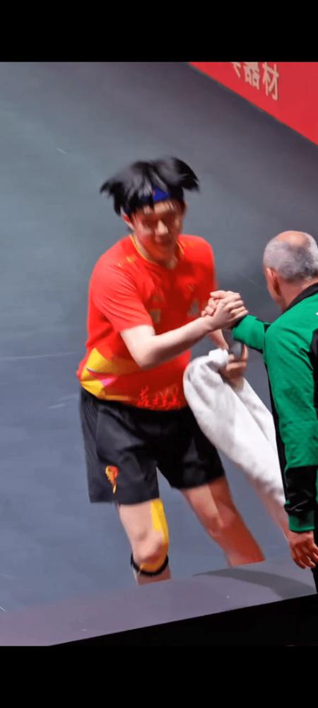 王楚钦年入5000万，奔驰代言拿到手软，却被逼得亲手解散后援会，你知道内幕吗？