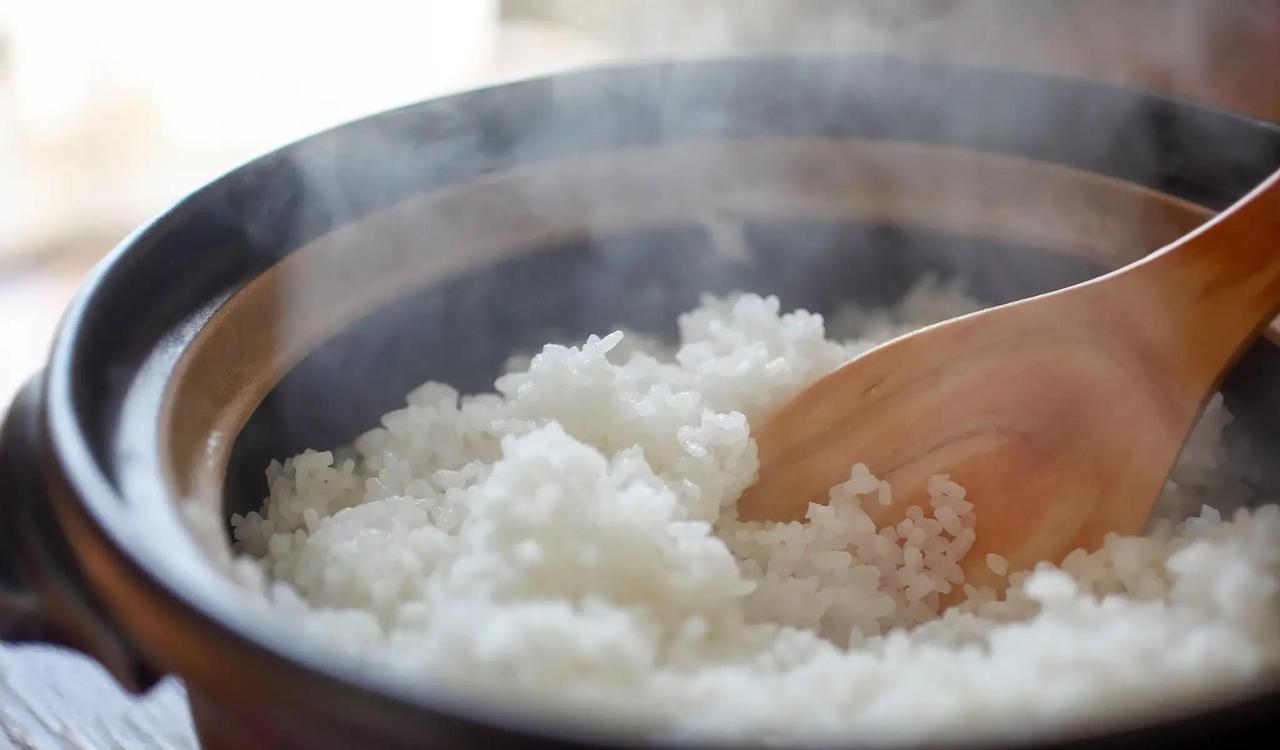 最近几年，高血压患者总被劝彻底戒米饭，结果很多人血压反而更乱。最新研究显示，适量