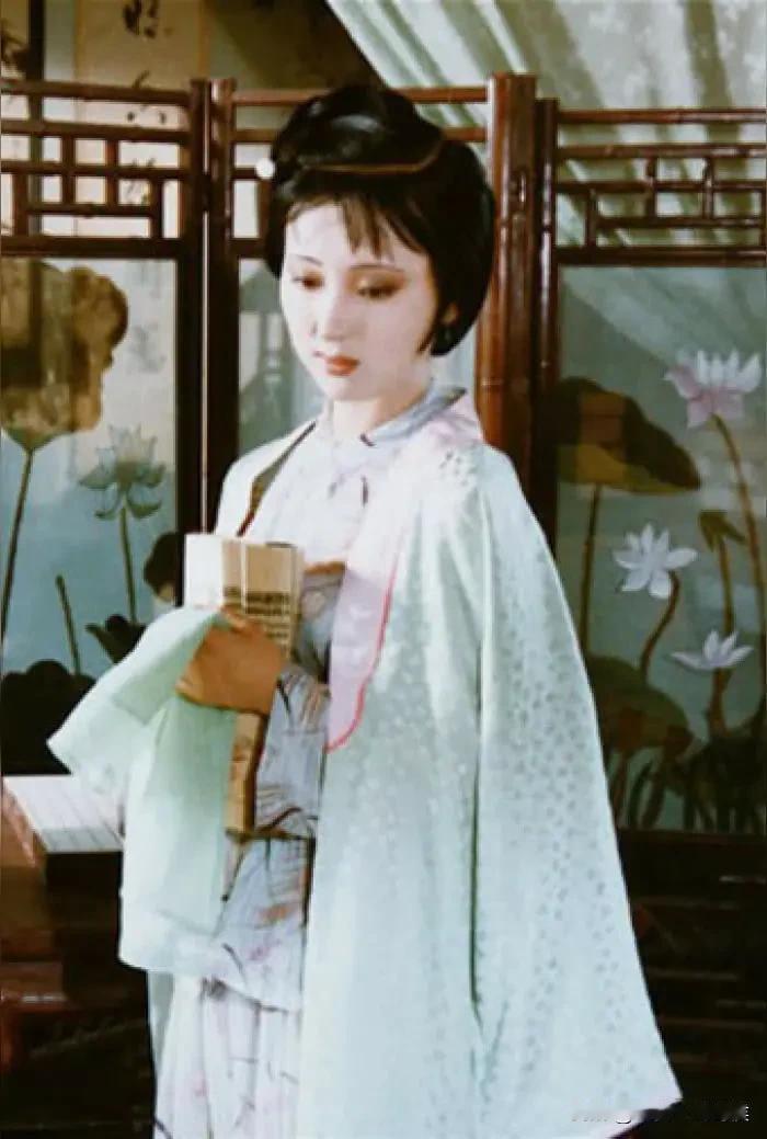 校花，其实是个很危险的职业。我们大学上届的校花，大学毕业后没几年就死了。她换