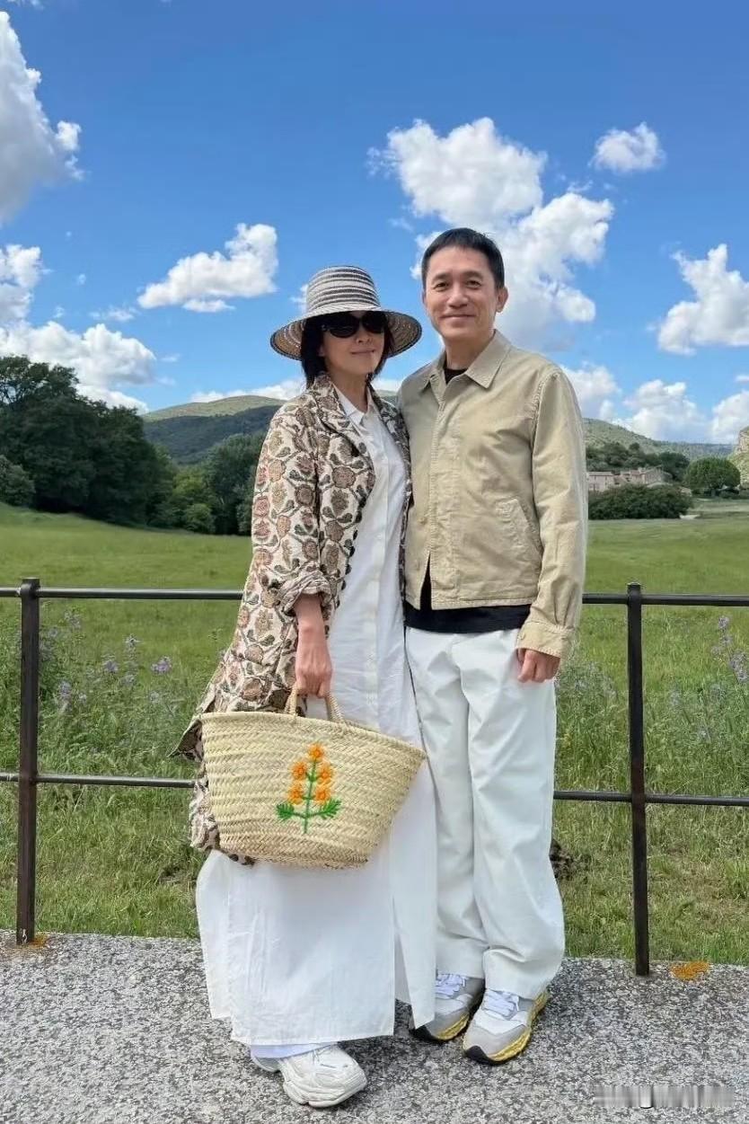 就现在，就现在梁朝伟刘嘉玲夫妇这个生活状态而言，我觉得他们真的是“浪漫”本身！
