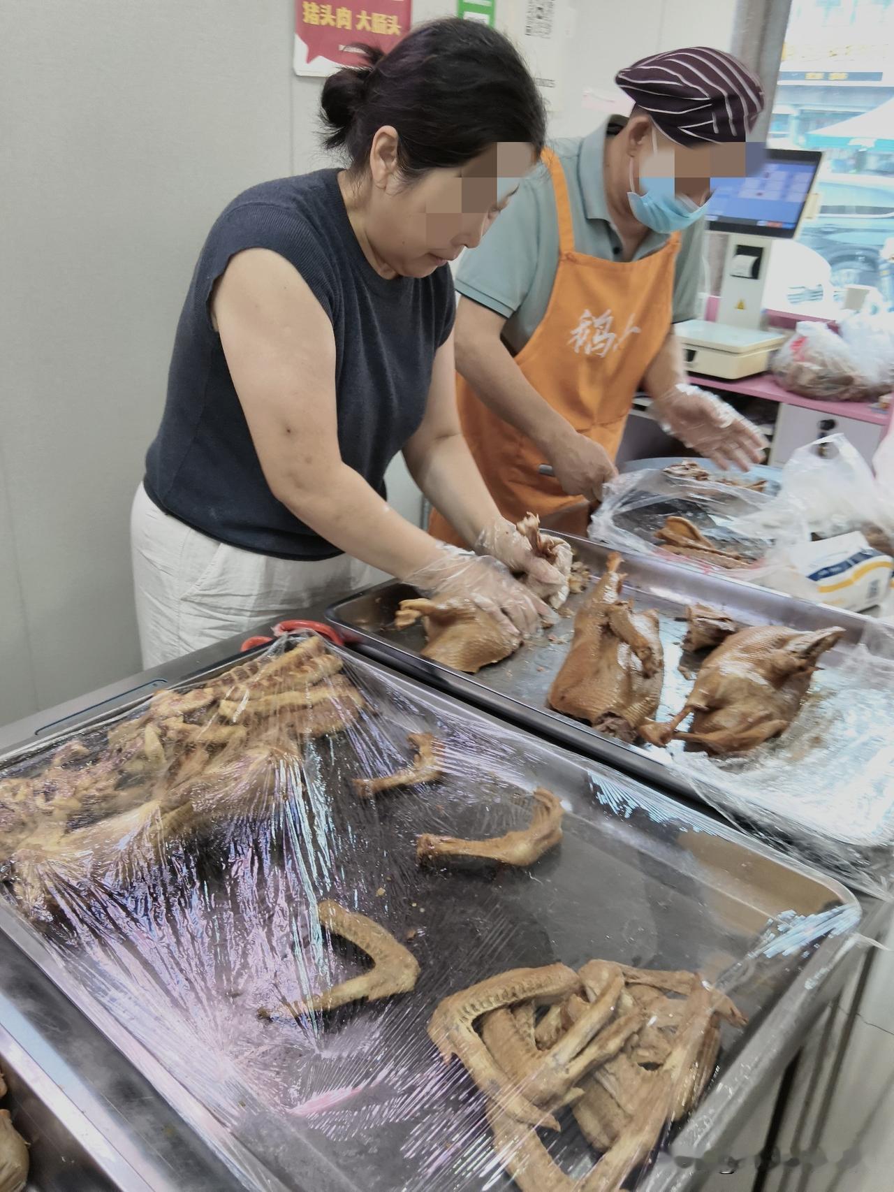 到开发区朋友家吃饭，常去他家买些熏肉，他家特色是熏鹅。老板和我年龄相仿，还有