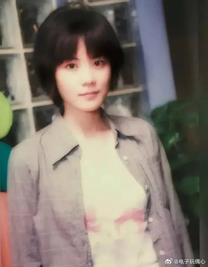 王菲从小就有一种与众不同的气质，看看她这张小学毕业照就明白了