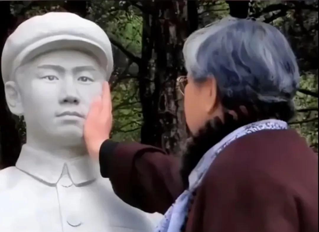 76岁的刘思齐看着毛岸英28岁时的样子，遗憾没有一同老去！2006年，76岁的
