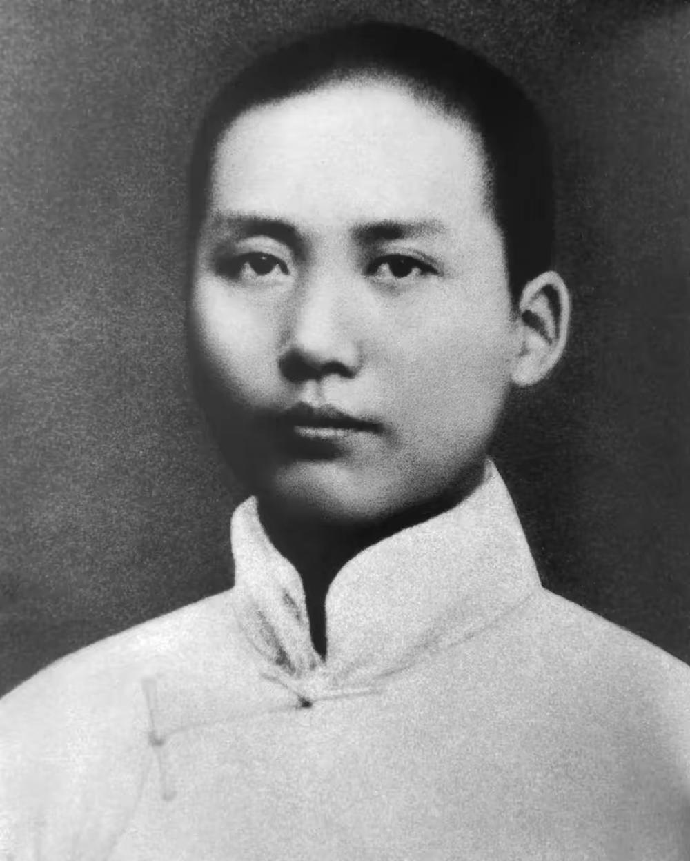 我看《毛泽东年谱》的时候，发现了一个很不可思议的事，就是毛主席17岁才上小学，1