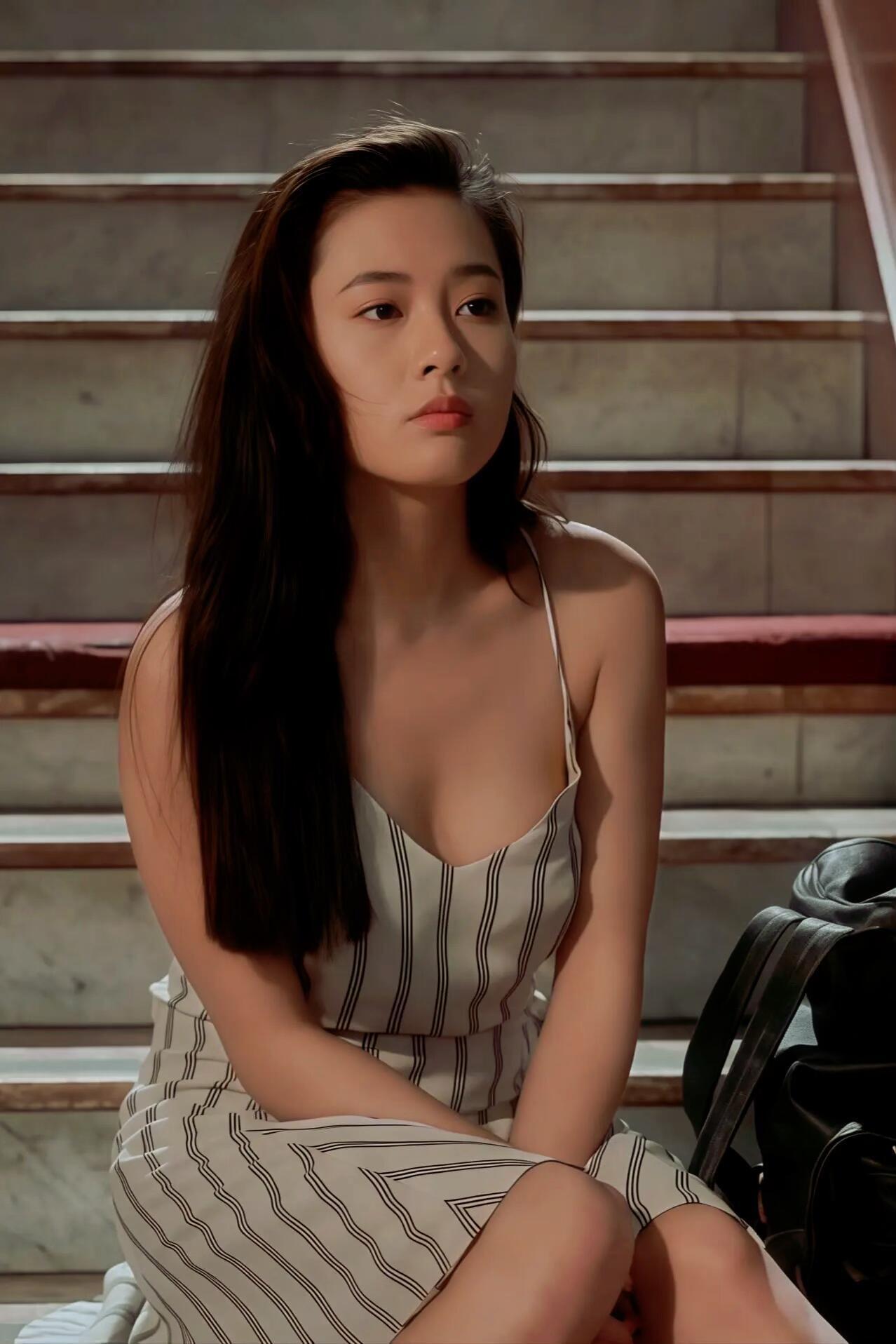她的长相放到现在也很受欢迎吧……九十年代的港圈美人里，李丽珍是独一份的“矛盾