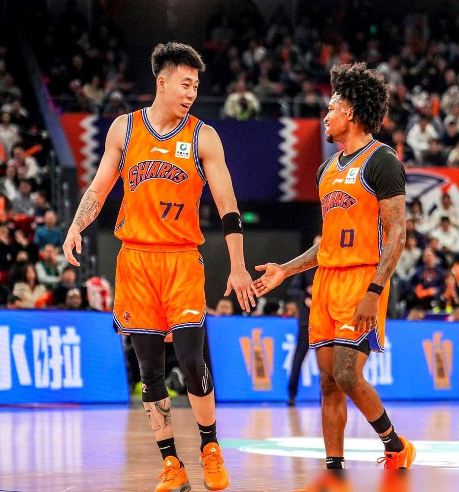 我跟你说，今晚上海队这场球，看得人心里是五味杂陈。一个古德温，25分12个助攻，