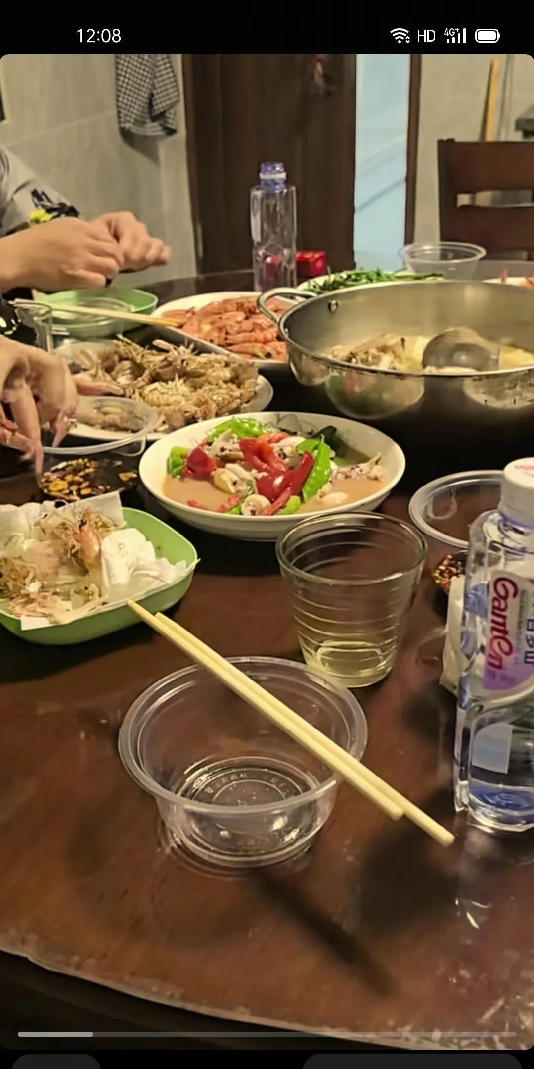 记得读书的时候几个兄弟一起租房子住，自己做饭吃大米自带每个月一个人才四十块菜钱，