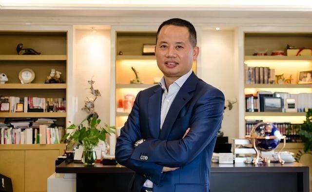 从17岁辍学到身家90亿，他靠“降维打击”逆袭成顶流初中时候陈湖雄连学校食堂都