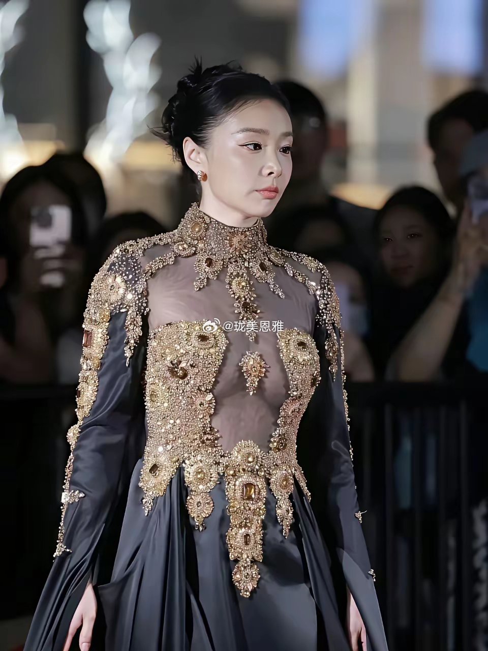 为什么越用奢华高定装扮自己越显得臃肿沉重用力过猛？