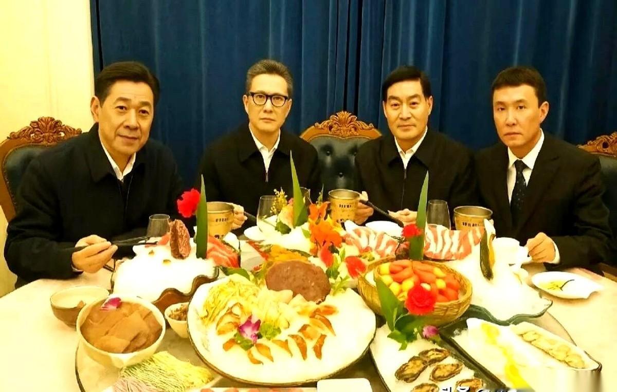 就这张照片，往这儿一放。现在多少小鲜肉的片酬加起来，都换不来这一桌子人身上的“