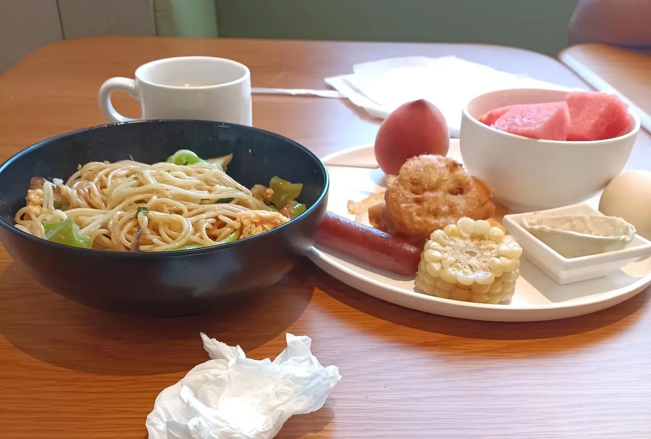 #分享城市新鲜事#今天的餐食有点高大上啊：酒店早餐+肯德基早餐[笑着哭]我的最爱