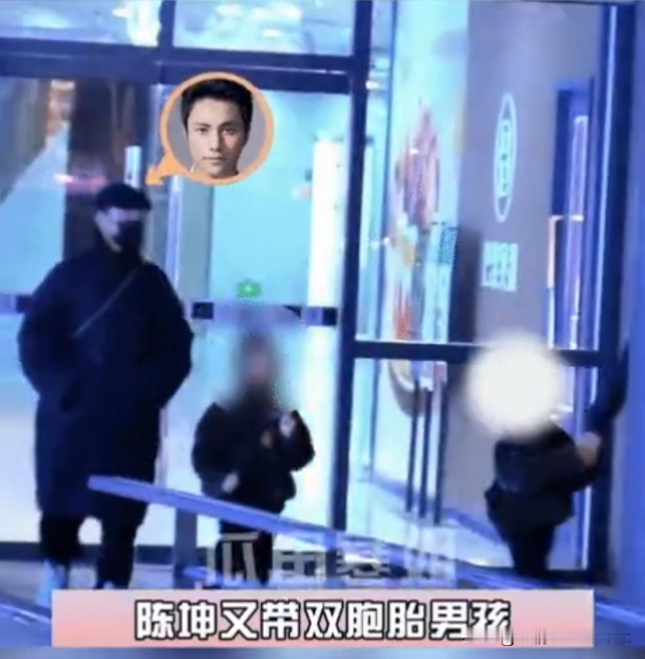 真的假的？陈坤还有一对双胞胎儿子，一网友拍到陈坤带两名双胞胎男孩外出吃饭，两