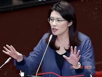 万万没料到，新当选的国民党主席郑丽文，一查才发现她不仅是个“蓝二代”，身上流着那