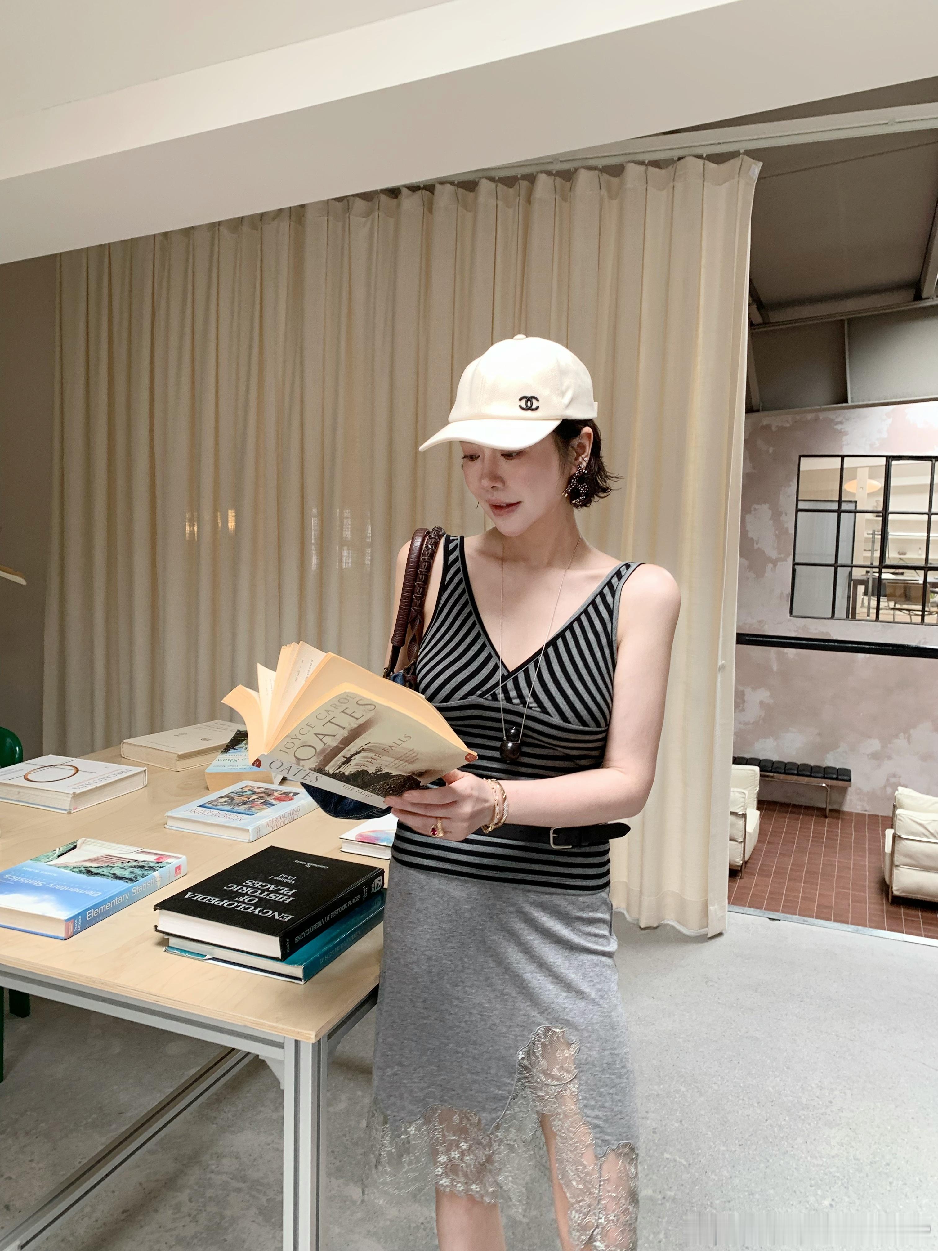 78.9%莱赛尔+16.8%绵羊毛+4.3%氨纶的神仙配比，摸起来像真丝一样滑溜